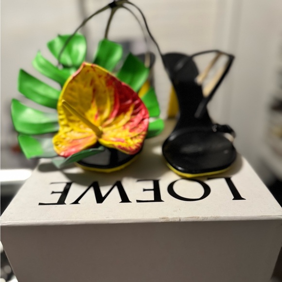 Loewe Petal Leather Sandal Size 40 Worn for
20 mins indoors - Picture 2 of 7